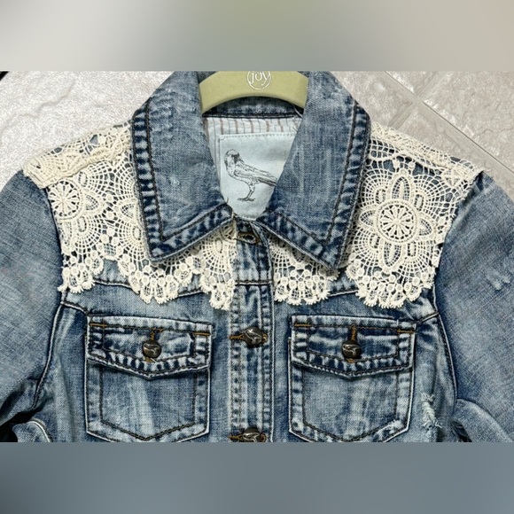**NEW** - WOMEN’S DENIM DISTRESSED BLUE JEAN JACKET W/LACE (SMALL) - Picture 3 of 8
